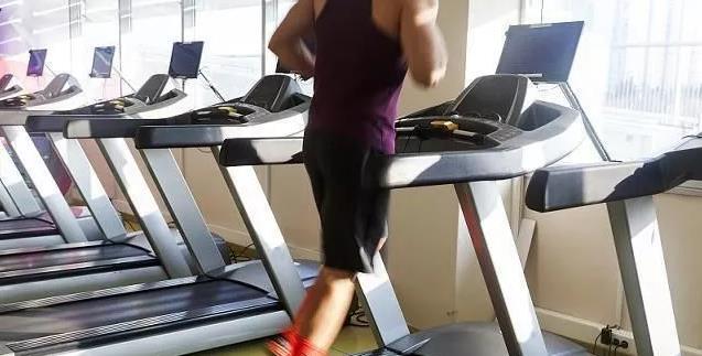 健身椅的作用_健身椅的好处_椅子健身动作图片