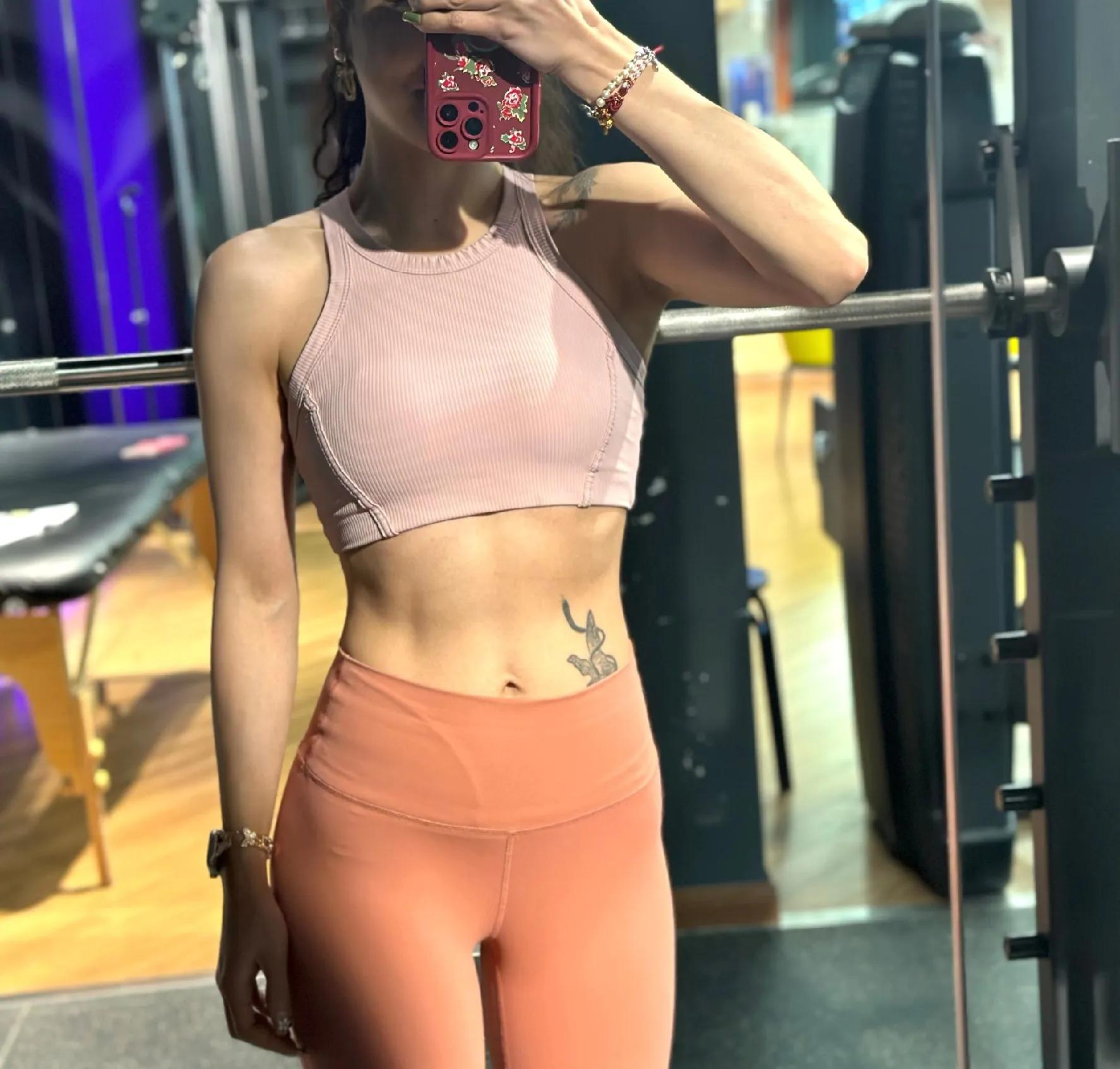 腹肌训练作用_腹肌锻炼对腰背的影响_初学者健腹轮教学视频