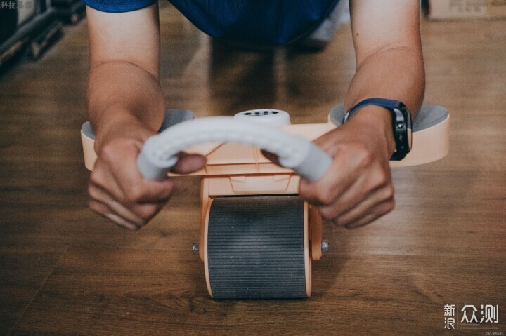 每天用这个健腹轮锻炼核心肌群,实现瘦肚目标_新浪众测