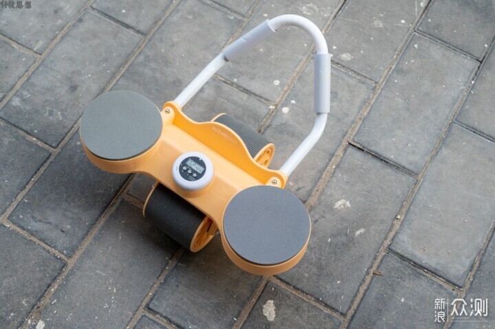 每天用这个健腹轮锻炼核心肌群,实现瘦肚目标_新浪众测