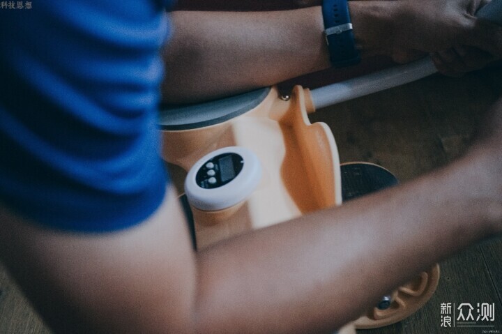 每天用这个健腹轮锻炼核心肌群,实现瘦肚目标_新浪众测