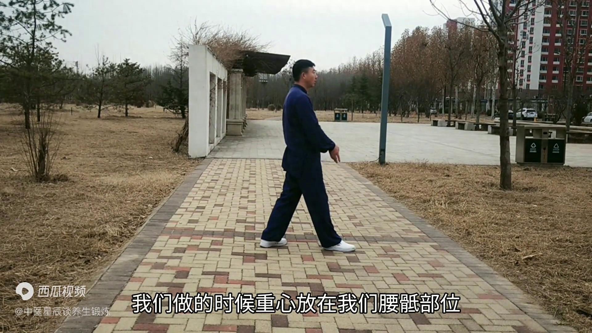 问鼎娱乐下载入口 1个小动作，强腿强腰练全身，每天30下，比深蹲更好！