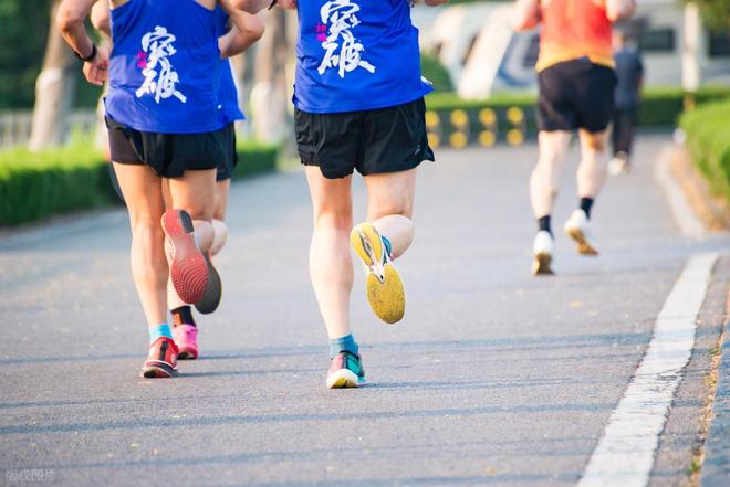 深蹲燃脂效果_减肥的健身操_燃脂运动排行榜