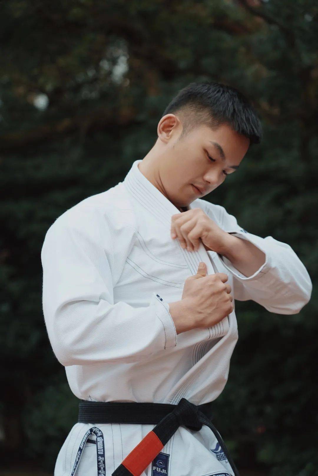 问鼎app官方下载 因为一本“武林秘籍”，银行职员变身成为全职柔术人丨好动分子