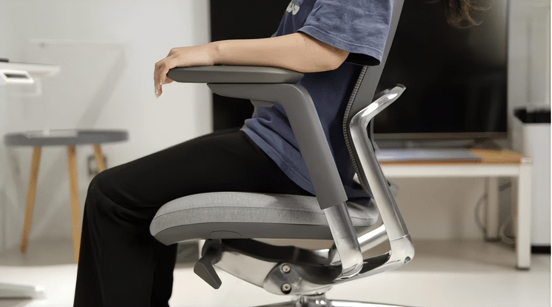 如何选择适合自己的好椅子_最新上下摇晃的健身椅_人体工学椅选购指南