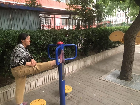 2025天天资料大全 社区健身器怎么都成了“压腿神器”