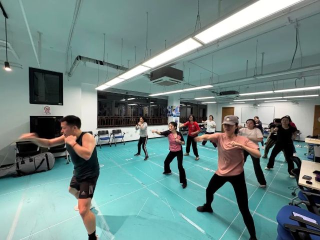 问鼎娱乐官网下载 搏击燃脂、尊巴、有氧操……徐汇市民健身夜校火热开课！