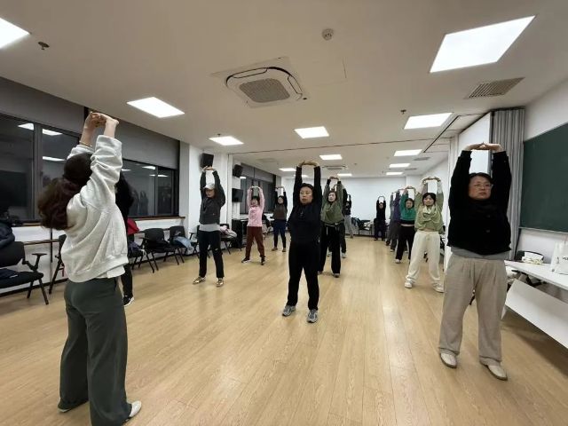 搏击燃脂尊巴课程_徐汇市民健身夜校_有氧操结合瑜伽