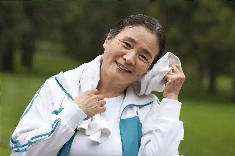 老年人健身体操38节_老年人运动误区_60岁以后运动方式