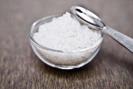 去黑头食盐方法_用盐去黑头的正确方法_食盐洗脸