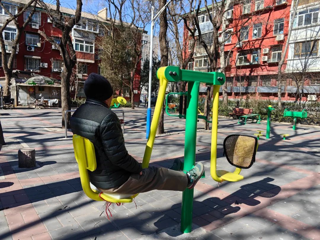 家庭多功能健身椅_小区健身器材使用方法_缓解腰酸背痛的器械