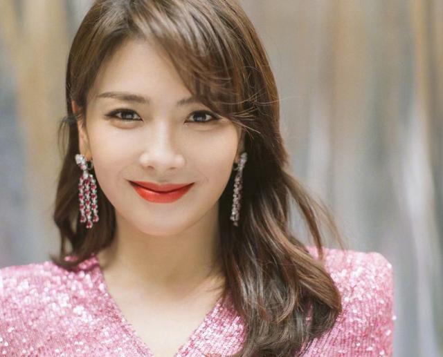 2025全年免费资料查询 普通女生脸上有3个特点，正面比侧面好看，拍照适合看镜头