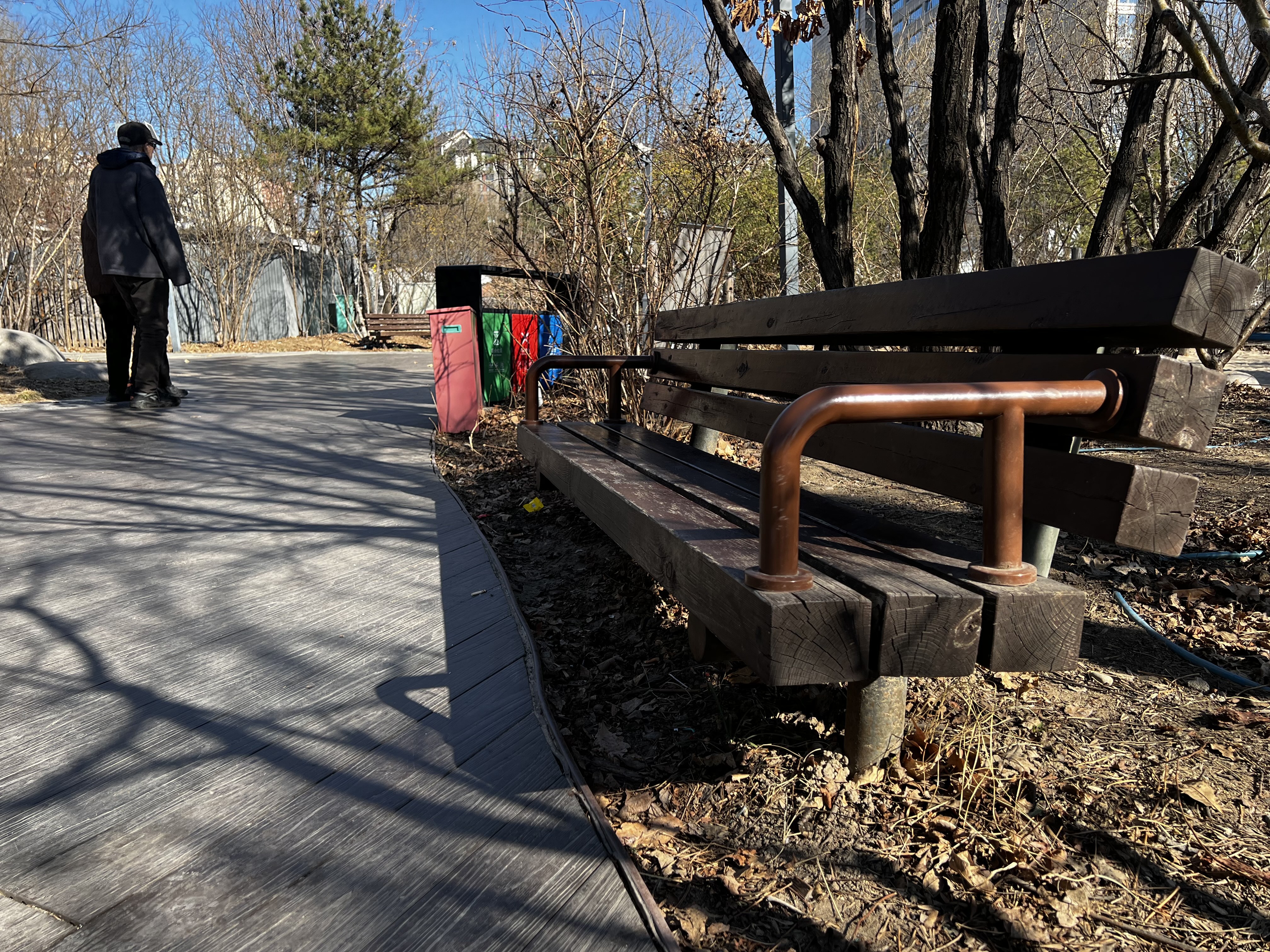 2025年正版资料免费最新版本 矮的距地面仅22厘米，有些户外座椅让老人坐下费劲起身犯难