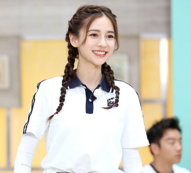 面部线条流畅_饱满额头_女人显老脸部特征苹果肌