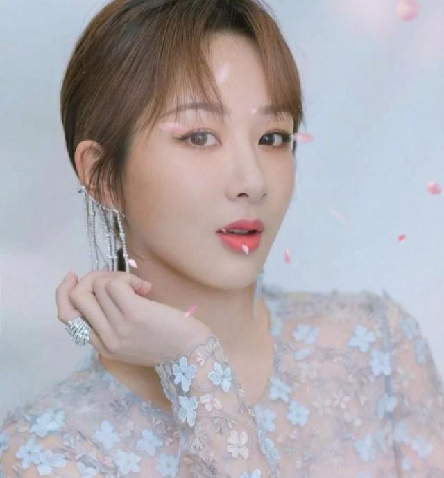 白皙皮肤 桃花眼 苹果肌突出_女人显老脸部特征苹果肌