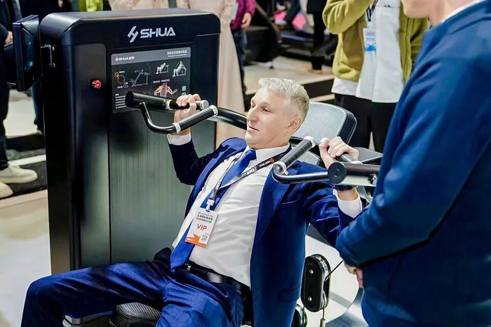 AI健身房智能化升级_综合训练器品牌_舒华体育高端商用健身解决方案