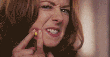 脸上痘痘感染_危险三角区挤痘后果_痘痘里的血要挤干净吗