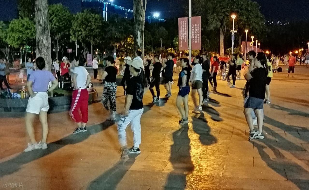 转腰运动好处_腰部旋转改善腰痛_锻炼腰椎的运动器材有哪些