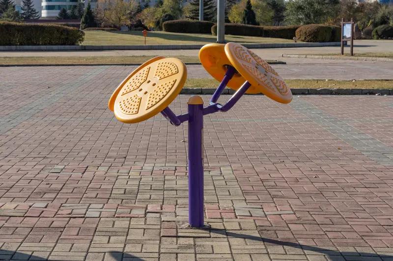 太极推手器使用技巧_公园健身器材正确用法_锻炼腰椎的运动器材有哪些