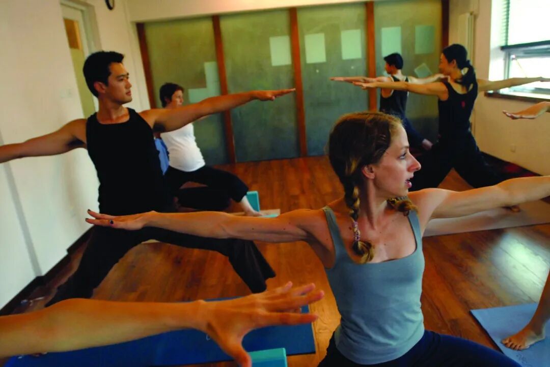 古典瑜伽发展历程_中国瑜伽行业兴衰分析_瑜伽健身椅图片