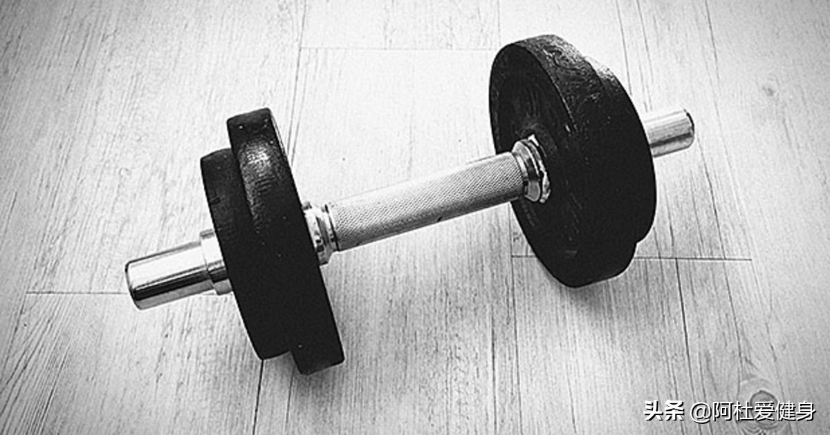 2025全年免费资料查询 两种地板哑铃卧推训练，帮你调整提升肩部稳定性
