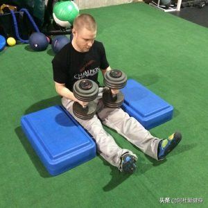 哑铃健身椅什么牌子好_地板哑铃卧推肩部训练_卧推肩膀疼痛缓解