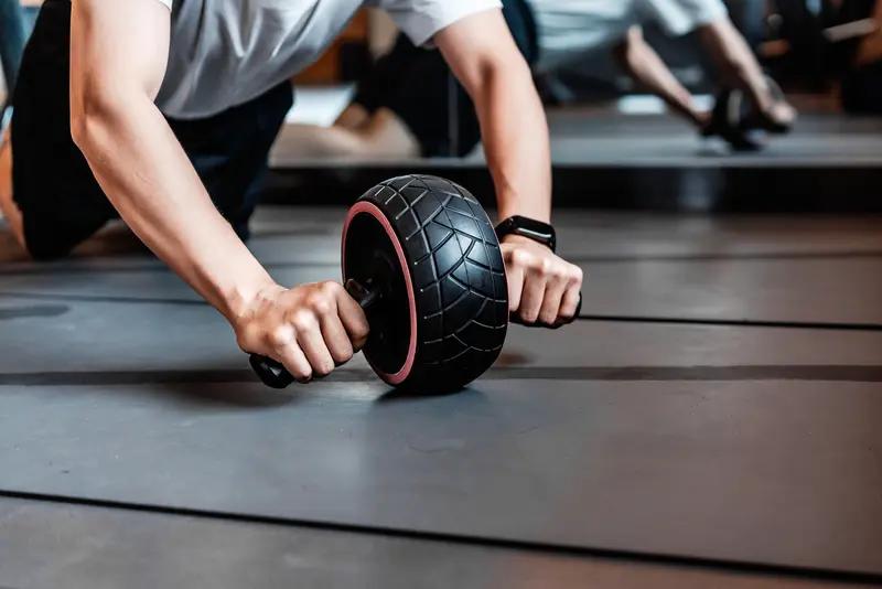 2025全年免费资料查询 健腹轮练腹肌的正确打开方式