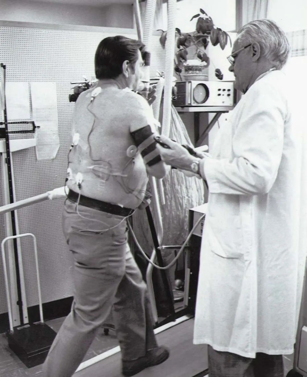 反重力跑步机多少钱_跑步机历史演变_跑步机从刑具到健身器械的变迁