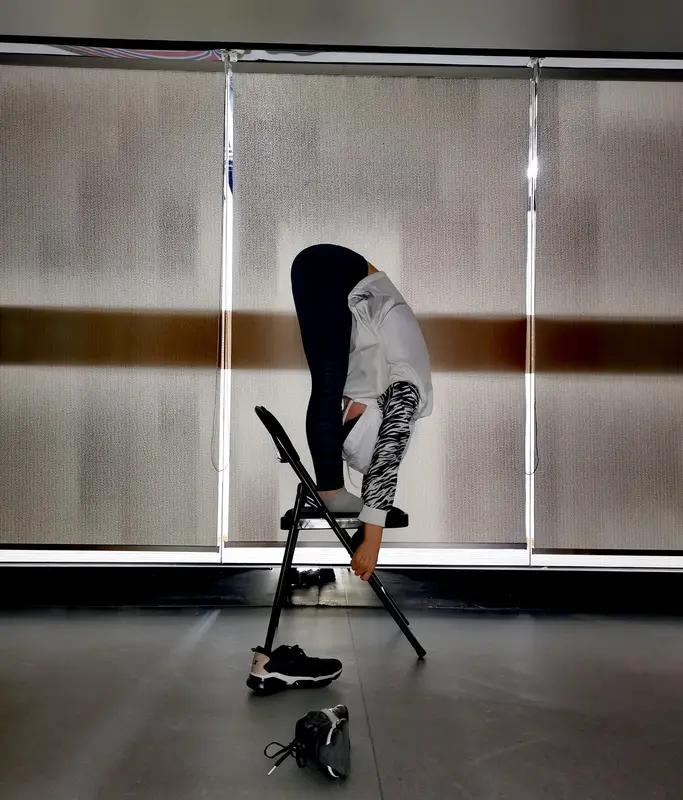 健身椅的好处_椅子燃脂动作_居家健身椅子训练