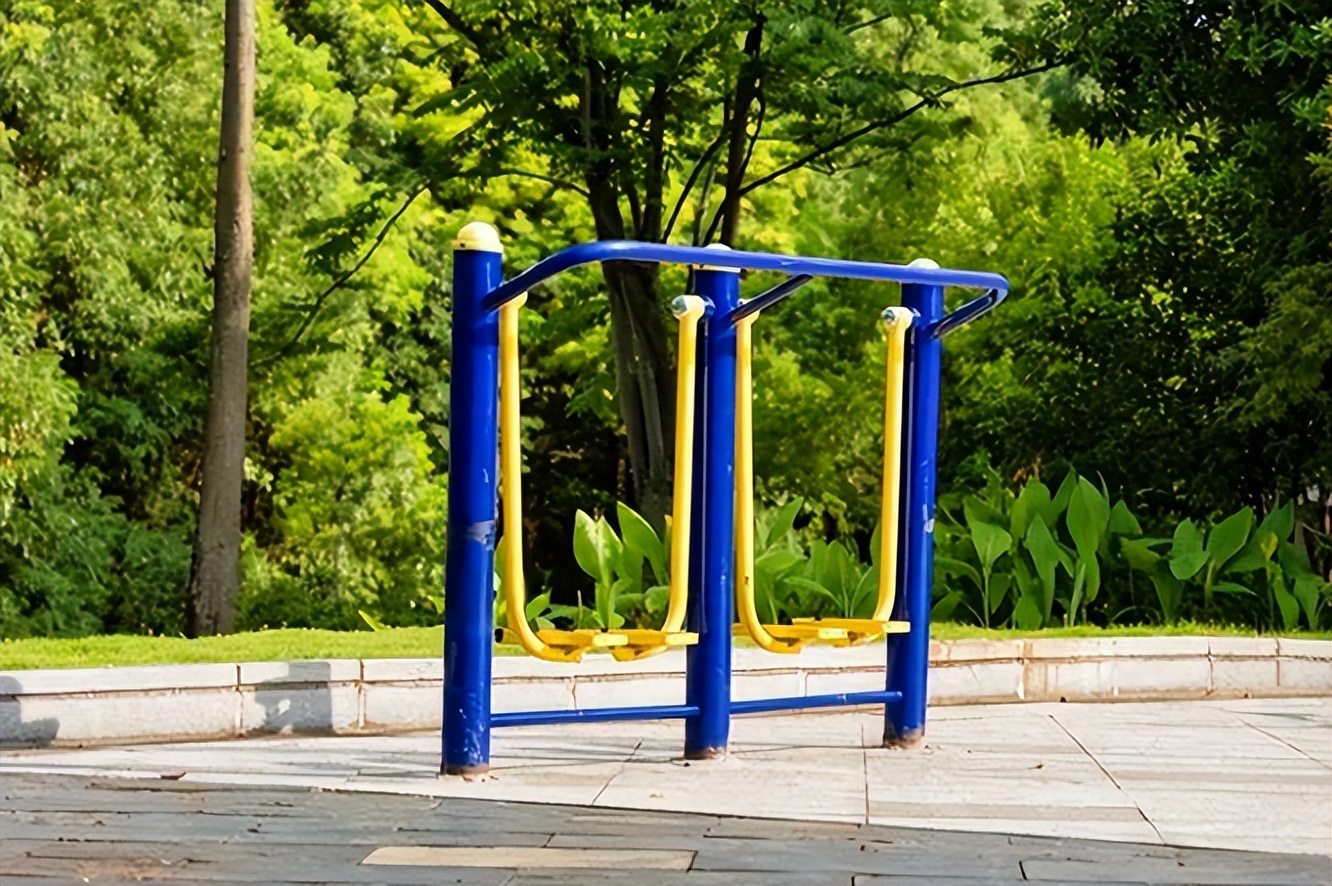 小区楼下健身器材_太空漫步机锻炼方法_健身椅的正确使用方法