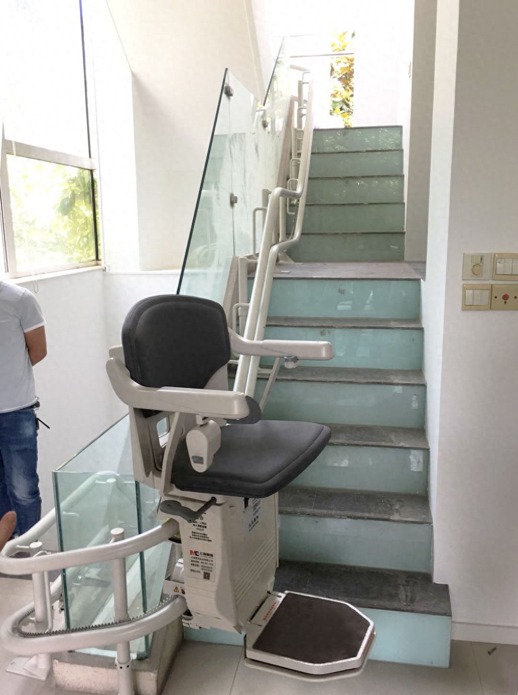 新澳门天天免费谜语下载 曲线式楼道座椅电梯（楼梯升降椅）：守护长者居家出行新方案