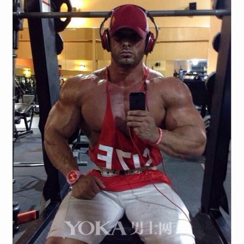 健身服推荐_健身护腕手套_健身装备选择