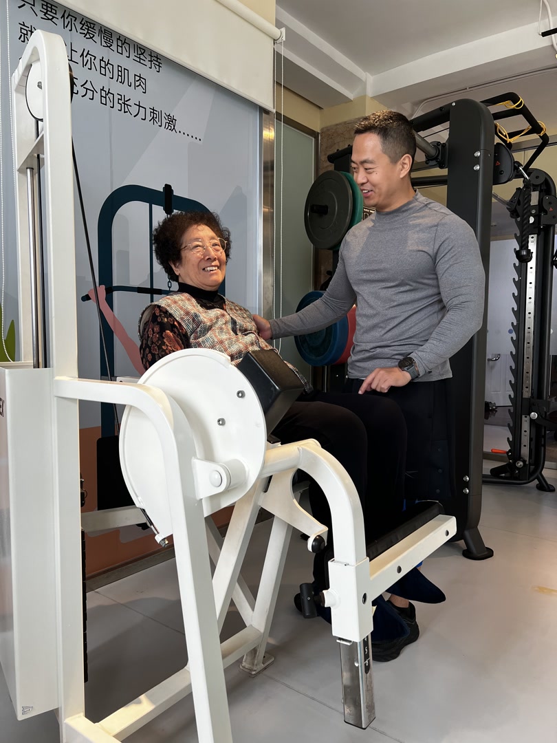 老年人健身_健身房年龄限制_家庭多功能健身椅