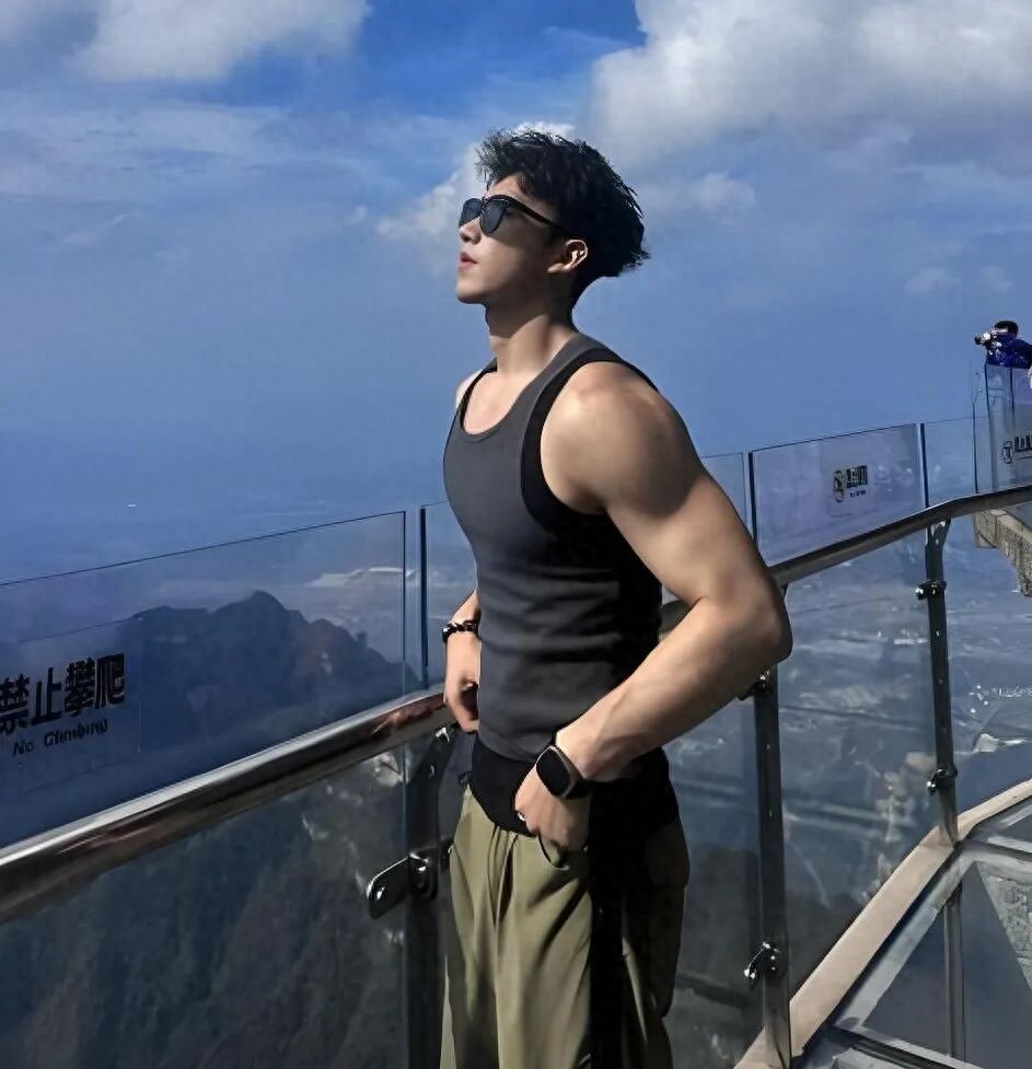 哑铃多关节促睾增肌动作_高效健身训练方案_三人综合训练器