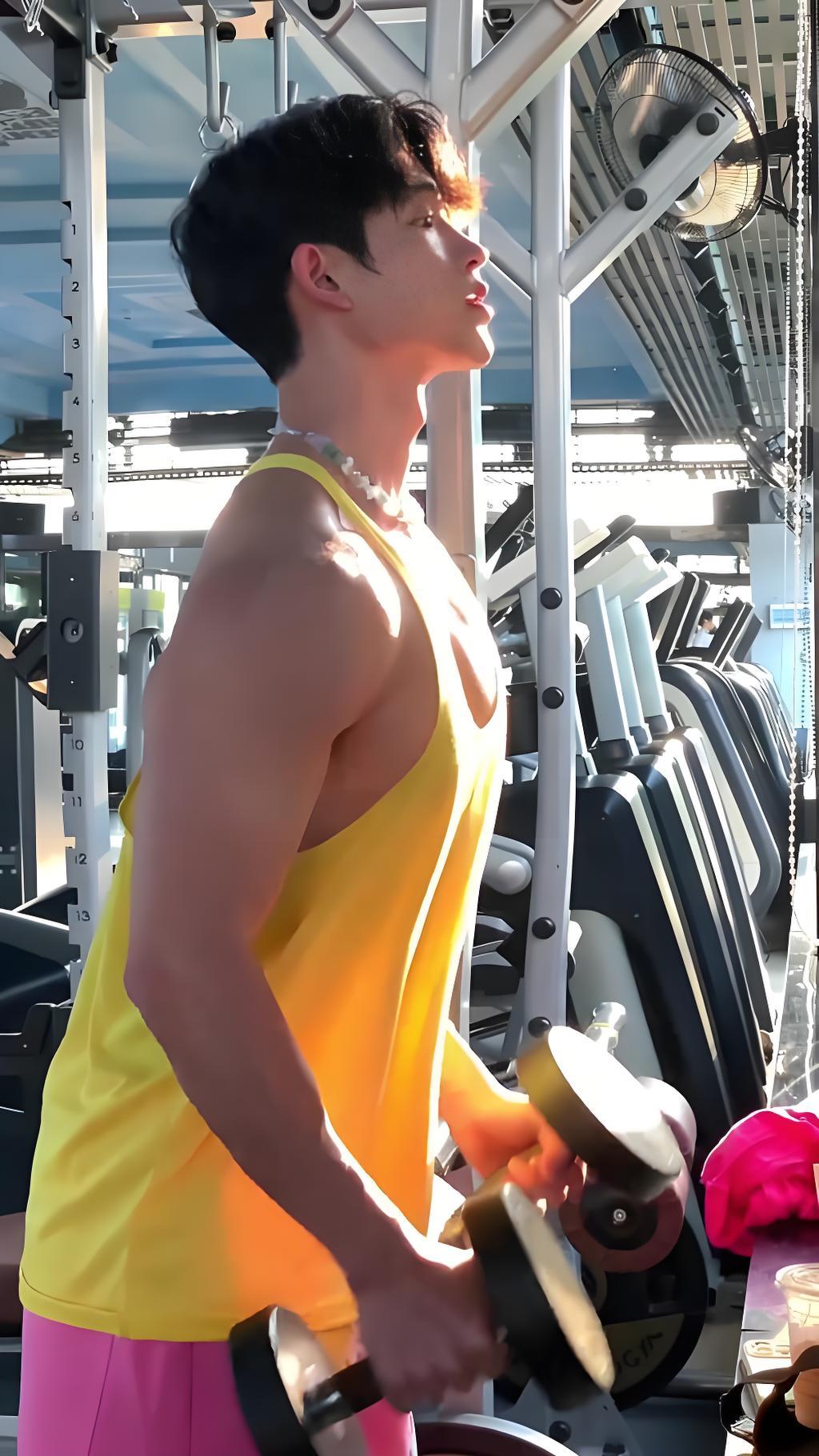 三人综合训练器_哑铃多关节促睾增肌动作_高效健身训练方案