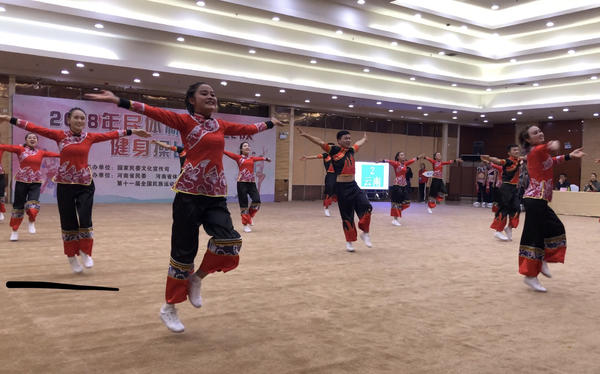 民族健身操规定套路_全国民族健身操比赛_广场舞民族健身操
