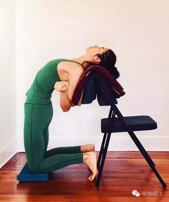 健身椅使用方法图片_瑜伽椅练习_瑜伽椅辅助体式