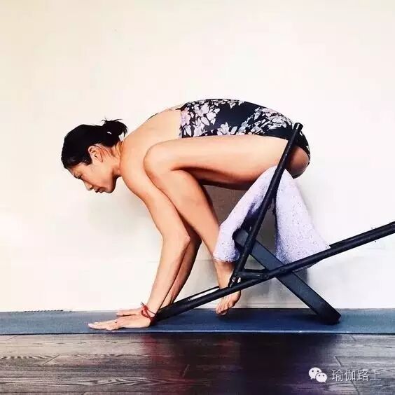 瑜伽椅练习_健身椅使用方法图片_瑜伽椅辅助体式
